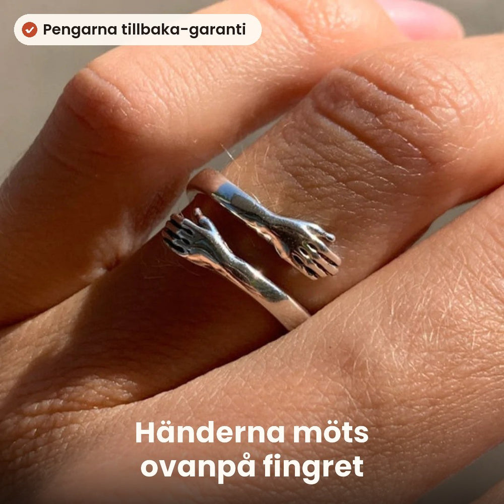 Två händer runt fingret