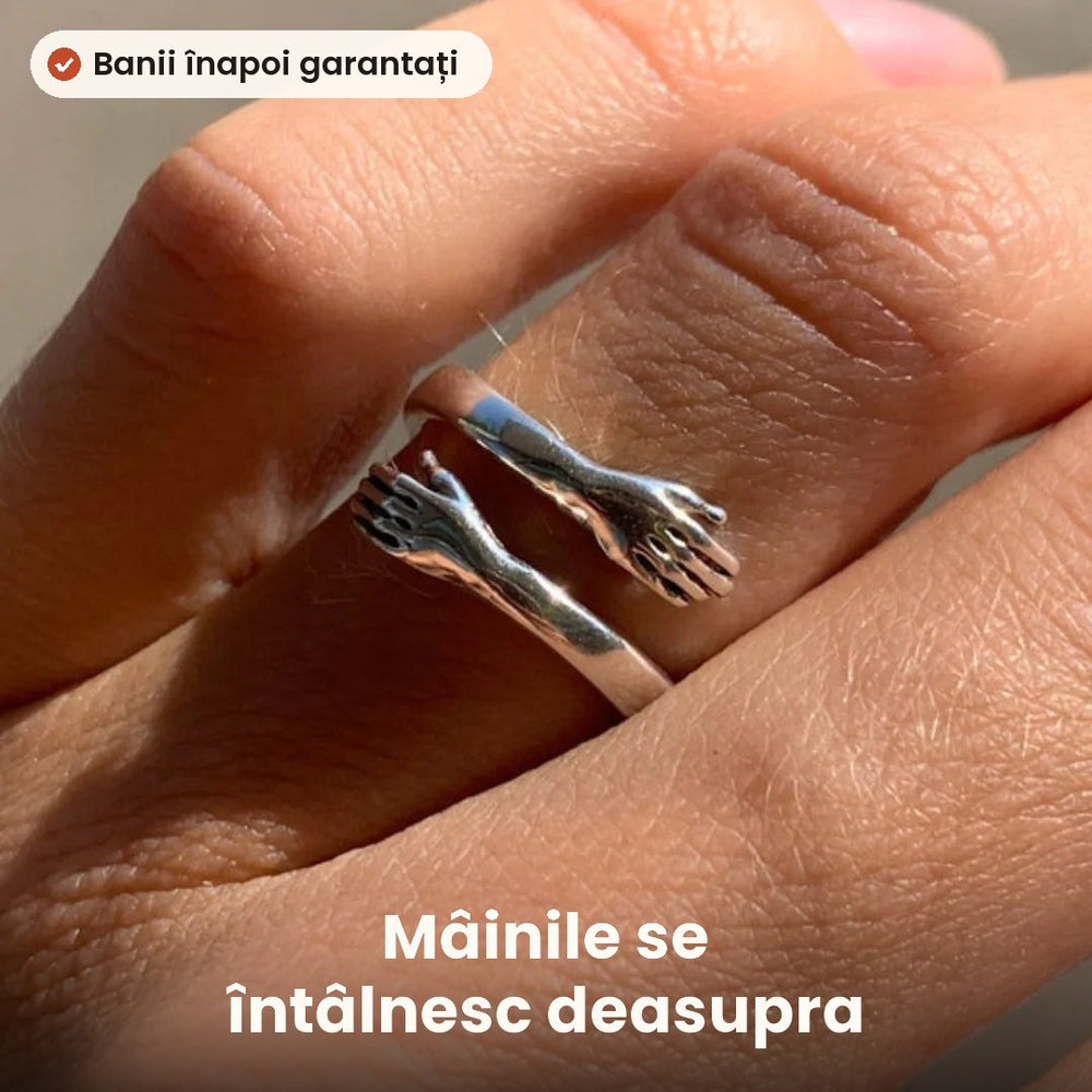 Două mâini în jurul degetului